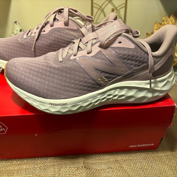 NEW BALANCE NIB Women’s Fresh Foam Arishi v4 9.5 purple violet - Picture 5 of 8